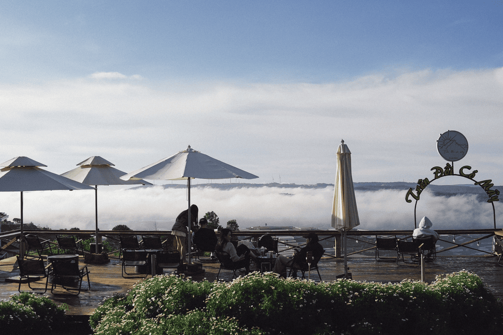 Thiết kế mở, tầm nhìn hướng trọn thiên nhiên, Trên Đồi Có Mây là quán cà phê săn mây Đà Lạt không nên bỏ qua (Nguồn: Fanpage Tiệm Trên Đồi Có Mây)